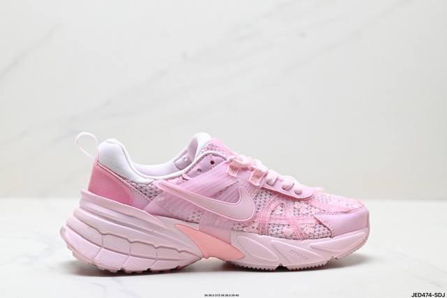 公司级耐克Nike V2K Run跑步鞋复古风潮 网面透气运动鞋 灰银紧致的鞋面材质提供良好的包裹性鞋侧 Swoosh以及鞋头部分搭配增添不少亮点的镀铬细节鞋垫