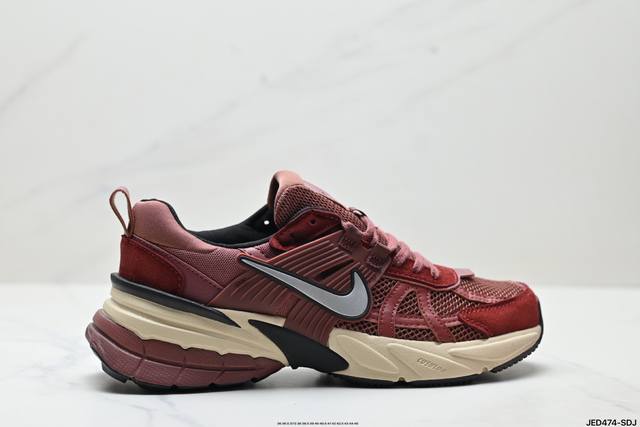 公司级耐克Nike V2K Run跑步鞋复古风潮 网面透气运动鞋 灰银紧致的鞋面材质提供良好的包裹性鞋侧 Swoosh以及鞋头部分搭配增添不少亮点的镀铬细节鞋垫