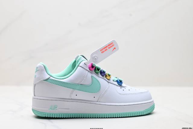 公司级耐克Nike Air Force 1’07空军一号低帮百搭休闲运动板鞋。柔软、弹性十足的缓震性能和出色的中底设计，横跨复古与现代的外型结合，造就出风靡全球
