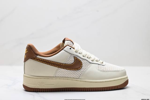 真标耐克Nike Air Force 1’07空军一号低帮百搭休闲运动板鞋。柔软、弹性十足的缓震性能和出色的中底设计，横跨复古与现代的外型结合，造就出风靡全球三