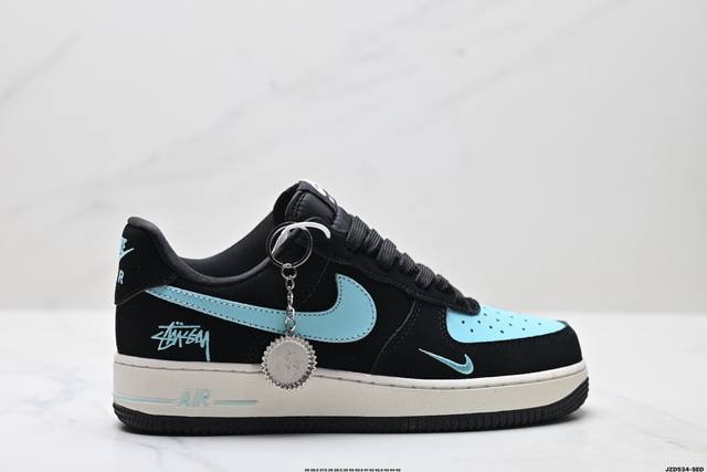 公司级耐克Nike Air Force 1’07空军一号低帮百搭休闲运动板鞋。柔软、弹性十足的缓震性能和出色的中底设计，横跨复古与现代的外型结合，造就出风靡全球