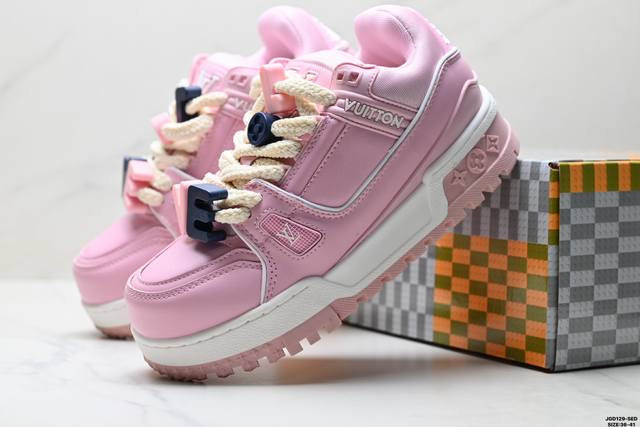公司级Louis Vuitton Trainer Maxi 路易威登 小胖丁 圆头系带低帮 厚底板鞋 舒适防滑底和百搭性霸屏整个时尚娱乐圈 细节调整完美主义 鞋