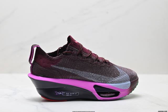 公司级新品发布 Nike Air Zoom Alphafly Next%3 Proto整体采用前作的设计语言，并且对后者的细节进行升级，马拉松和长距离路跑的性能
