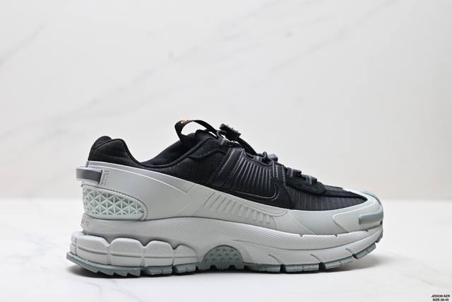 真标耐克Nike Zoom Vomero Roam 马拉松复古跑五代休闲运动慢跑鞋 采用环保纤维革饰片组合网眼布鞋面材质 升级正确后跟Tpu加固 耐弯折热塑框架