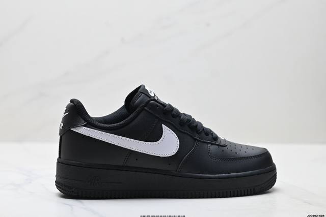 真标耐克Nike Air Force 1’07空军一号低帮百搭休闲运动板鞋。柔软、弹性十足的缓震性能和出色的中底设计，横跨复古与现代的外型结合，造就出风靡全球三