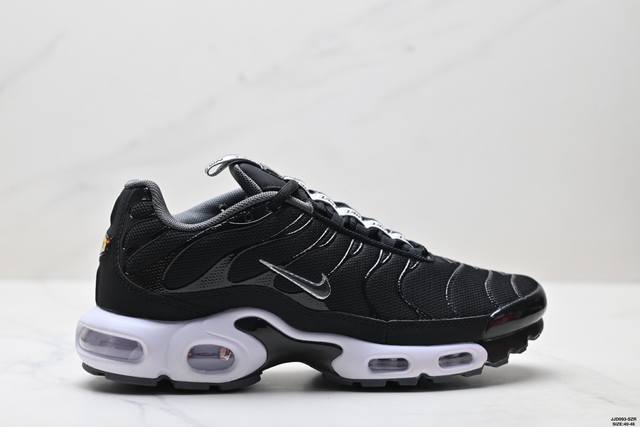 真标耐克 Nike Air Max Plus是Nike旗下另类鞋款的代表，Tn 它诞生于1996年，是第一款使用Tunedair气垫的跑鞋，其特点就在于实现各气