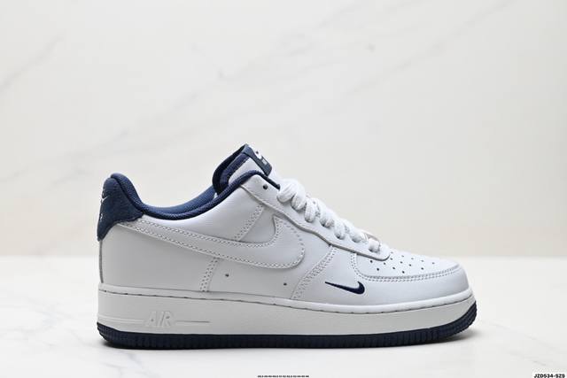 公司级耐克Nike Air Force 1’07空军一号低帮百搭休闲运动板鞋。柔软、弹性十足的缓震性能和出色的中底设计，横跨复古与现代的外型结合，造就出风靡全球