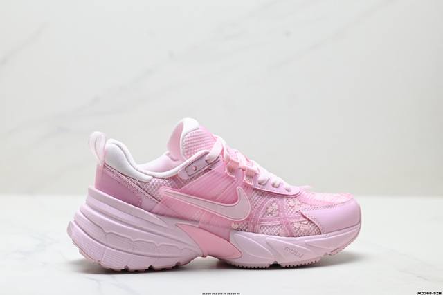 公司级耐克Nike V2K Run跑步鞋复古风潮 网面透气运动鞋 灰银紧致的鞋面材质提供良好的包裹性鞋侧 Swoosh以及鞋头部分搭配增添不少亮点的镀铬细节鞋垫
