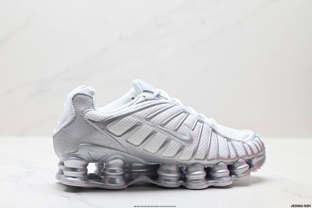 公司级Nike Air Max Dn 耐克 气垫跑鞋 在同侧采用了圆柱仓式的设计 不仅有防滑耐磨性功能 还搭配了周围一圈柔软的泡棉材质 提供全新的复合脚感八成还