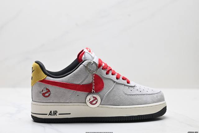 公司级耐克Nike Air Force 1’07空军一号低帮百搭休闲运动板鞋。柔软、弹性十足的缓震性能和出色的中底设计，横跨复古与现代的外型结合，造就出风靡全球