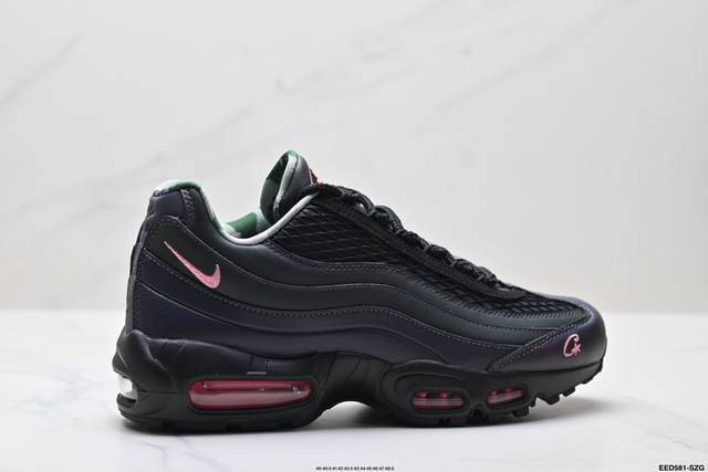 纯原Nike Air Max 95 Sp 耐克 气垫复古慢跑百搭鞋休闲运动鞋 这双鞋采用前脚掌开窗式气垫 这种设计在当时是前所未有的 鞋带孔的设计灵感来自人体肋
