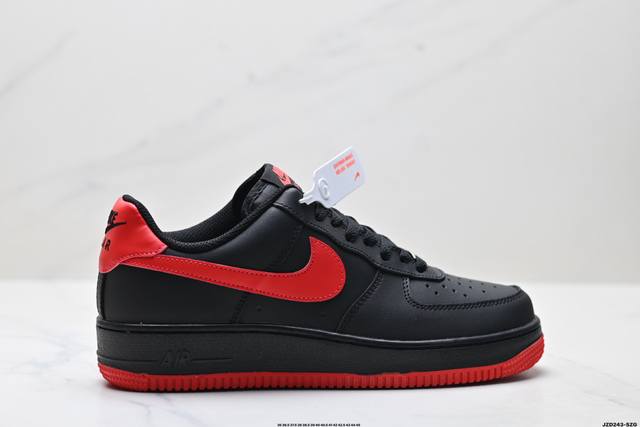 公司级耐克Nike Air Force 1’07空军一号低帮百搭休闲运动板鞋。柔软、弹性十足的缓震性能和出色的中底设计，横跨复古与现代的外型结合，造就出风靡全球