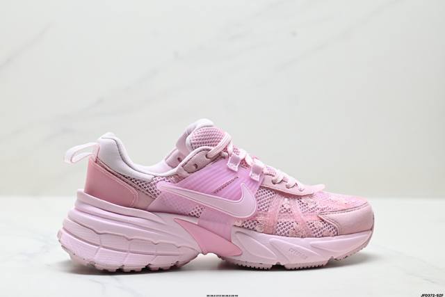 公司级耐克Nike V2K Run跑步鞋复古风潮 网面透气运动鞋 灰银紧致的鞋面材质提供良好的包裹性鞋侧 Swoosh以及鞋头部分搭配增添不少亮点的镀铬细节鞋垫