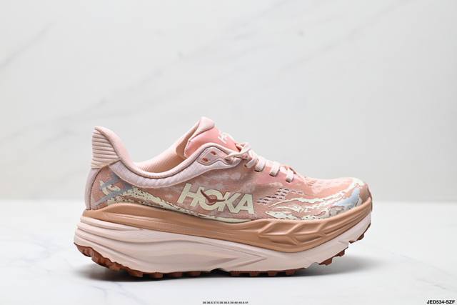 公司级Hoka Stinson 7 低帮专业越野跑步鞋 这款鞋5Mm的前后掌落差能让你贴近自然跑的步态 使你的身体对鞋子的缓震和支撑特性依赖变少 从而增加自身的