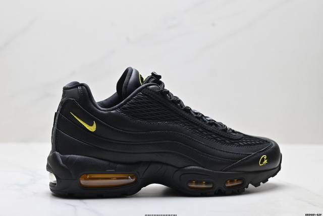 纯原Nike Air Max 95 Sp 耐克 气垫复古慢跑百搭鞋休闲运动鞋 这双鞋采用前脚掌开窗式气垫 这种设计在当时是前所未有的 鞋带孔的设计灵感来自人体肋