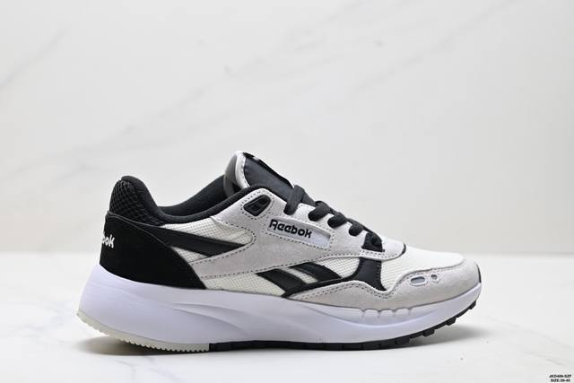 公司级Reebok Classic Leather 舒适日常耐磨透气 低帮跑步鞋 鞋身采用高档麂皮制作，鞋面整体黑白拼接，中间以一条车线贯穿。而侧面的 Reeb