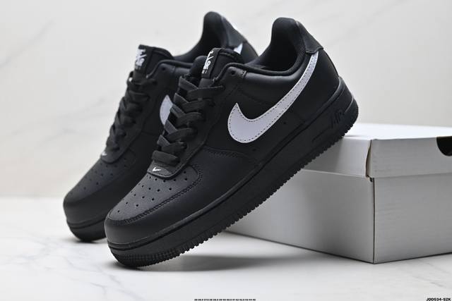 真标耐克Nike Air Force 1’07空军一号低帮百搭休闲运动板鞋。柔软、弹性十足的缓震性能和出色的中底设计，横跨复古与现代的外型结合，造就出风靡全球三