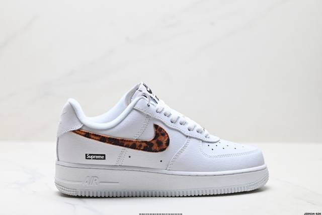 公司级耐克Nike Air Force 1’07空军一号低帮百搭休闲运动板鞋。柔软、弹性十足的缓震性能和出色的中底设计，横跨复古与现代的外型结合，造就出风靡全球