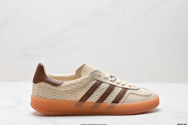 公司级Adidas Originals Gazelle Indoor 三叶草休闲防滑耐磨低帮板鞋 鞋头出色设计 塑就出众贴合感 稳固的后跟贴合足部曲线设计 软弹
