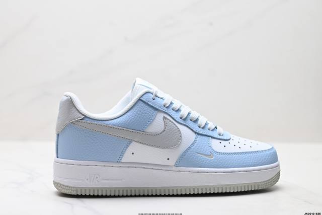 公司级耐克Nike Air Force 1‘07 空军一号低帮百搭休闲运动板鞋。柔软、弹性十足的缓震性能和出色的中底设计，横跨复古与现代的外型结合，造就出风靡全