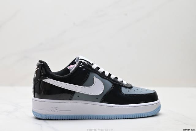公司级耐克Nike Air Force 1’07空军一号低帮百搭休闲运动板鞋。柔软、弹性十足的缓震性能和出色的中底设计，横跨复古与现代的外型结合，造就出风靡全球