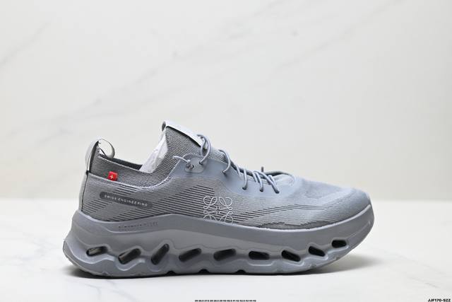真标Loewe X On昂跑Cloudtilt 罗意威 联名轻量运动休闲鞋 脚感很舒服 鞋底柔软且包裹性好 上脚显腿长 不管休闲还是运动都很百搭 是最好看最显质