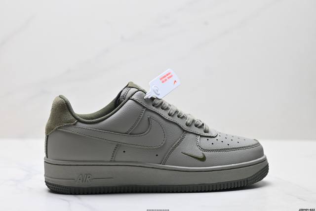 公司级耐克Nike Air Force 1’07空军一号低帮百搭休闲运动板鞋。柔软、弹性十足的缓震性能和出色的中底设计，横跨复古与现代的外型结合，造就出风靡全球