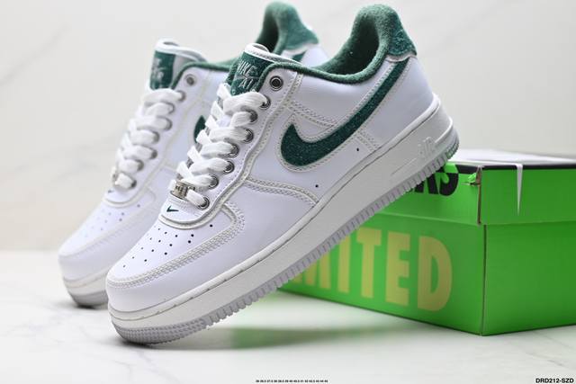 特价 公司级耐克Nike Air Force 1’07空军一号低帮百搭休闲运动板鞋。柔软、弹性十足的缓震性能和出色的中底设计，横跨复古与现代的外型结合，造就出风