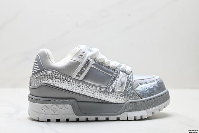 公司级Louis Vuitton Trainer Maxi 路易威登 小胖丁 圆头系带低帮 厚底板鞋 舒适防滑底和百搭性霸屏整个时尚娱乐圈 细节调整完美主义 鞋