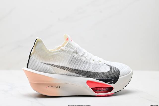 公司级新品发布 Nike Air Zoom Alphafly Next%3 Proto整体采用前作的设计语言，并且对后者的细节进行升级，马拉松和长距离路跑的性能