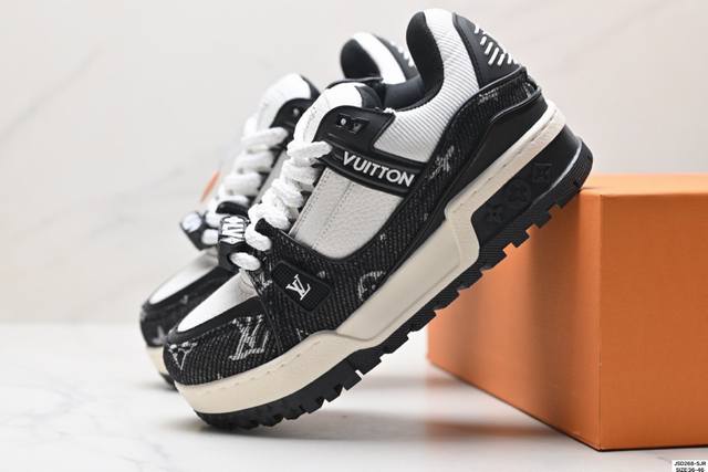 公司级Louis Vuitton Trainer Maxi 路易威登 小胖丁 圆头系带低帮 厚底板鞋 舒适防滑底和百搭性霸屏整个时尚娱乐圈 细节调整完美主义 鞋