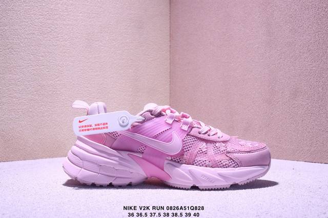 公司级Nike V2K Run跑步鞋复古风潮 网面透气运动鞋 灰银紧致的鞋面材质提供良好的包裹性鞋侧 Swoosh以及鞋头部分搭配增添不少亮点的镀铬细节鞋垫上印