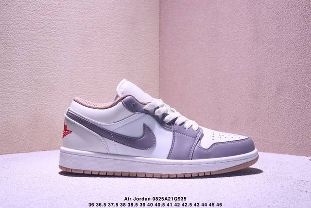 头层Air Jordan 1 Low Sail 低帮 帆白灰 Aj1 乔丹1代 Aj1 乔1 低邦 米灰红 乔丹篮球鞋系列 鞋身整体以优质白色皮革面料打造，搭配