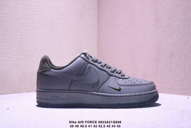 公司级耐克Nike Air Force 7空军一号低帮百搭休闲运动板鞋。柔软、弹性十足的缓震性能和出色的中底设计，横跨复古与现代的外型结合，造就出风靡全球三十多