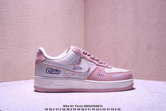 海外爆款限量发售！高端定制Nike Air Force 1 Labubu 联名-白粉 鞋身满是 Labubu 萌趣元素，搭配同款挂饰，通过印刷、刺绣等工艺，将