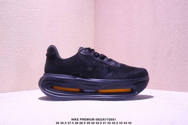 Nike Zoom Premium 运动休闲跑鞋 耐克双层厚底 座为耐克的“顶缓”系列，Vomero Premium上脚后的第一感受就是软弹到位， 底部缓震很不