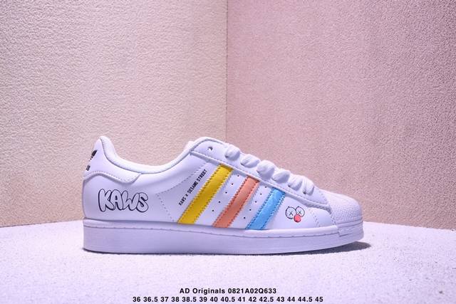 纯原 Clot X Ad Originals #贝壳头Kaws联名限定 贴合柔软皮料黄橙蓝三道杠配色 ，这双鞋的整体设计思路和风格可以说很Clot。鞋款整体选用