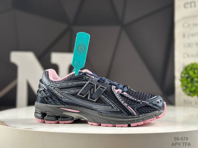 新货#New Balance 1906系列复古老爹风休闲运动慢跑鞋 货号：U1906Rcu Apv #采用轻质牛剖革拼接透气网眼衬垫织物鞋面材质 T-Beam大