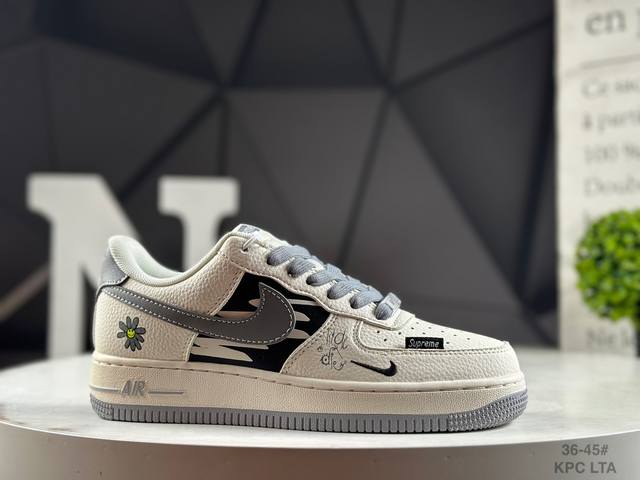 公司级半码Supreme X Nike Air Force 1 涂鸦米灰勾 此款主张打破传统的工业化流水线设计限制，以Made By Ideas的超级创意为理念