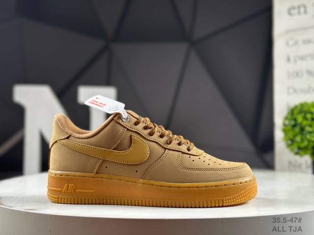 公司级Nike Air Force 1 Low 空军一号 Af1 低帮百搭休闲运动板鞋。柔软、弹性十足的缓震性能和出色的中底设计，横跨复古与现代的外型结合，造就