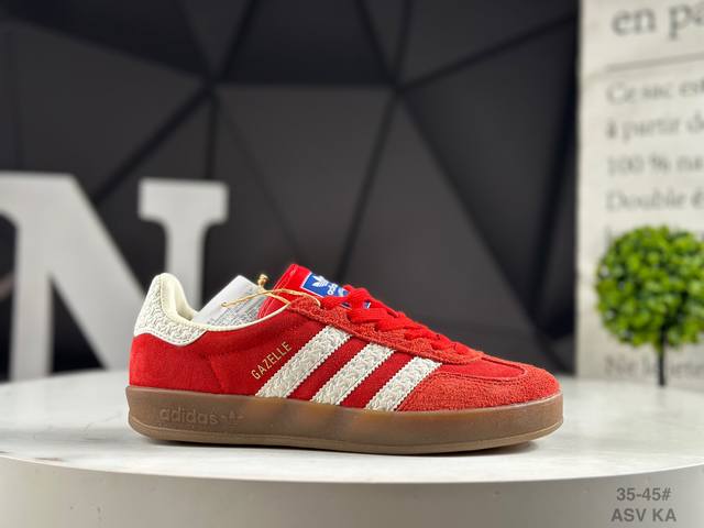 真标半码Adidas 阿迪达斯 德训系列 男女鞋半码制，原楦开发版型，采粒面移膜牛剖革组合用翻毛皮饰片鞋面材质，内环保海玻璃鞋垫，外置Rb橡胶大底Hello K