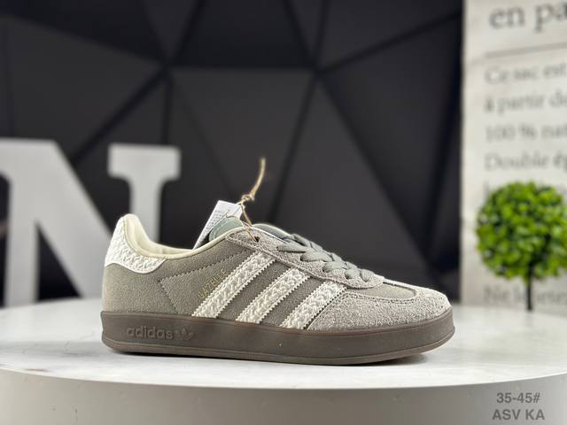 真标半码Adidas 阿迪达斯 德训系列 男女鞋半码制，原楦开发版型，采粒面移膜牛剖革组合用翻毛皮饰片鞋面材质，内环保海玻璃鞋垫，外置Rb橡胶大底Hello K