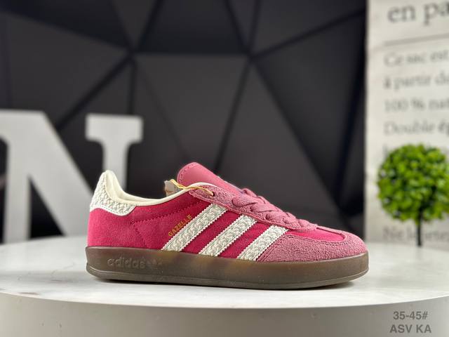 真标半码Adidas 阿迪达斯 德训系列 男女鞋半码制，原楦开发版型，采粒面移膜牛剖革组合用翻毛皮饰片鞋面材质，内环保海玻璃鞋垫，外置Rb橡胶大底Hello K