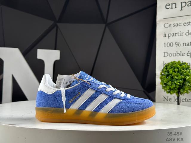 真标半码Adidas 阿迪达斯 德训系列 男女鞋半码制，原楦开发版型，采粒面移膜牛剖革组合用翻毛皮饰片鞋面材质，内环保海玻璃鞋垫，外置Rb橡胶大底Hello K