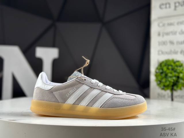 真标半码Adidas 阿迪达斯 德训系列 男女鞋半码制，原楦开发版型，采粒面移膜牛剖革组合用翻毛皮饰片鞋面材质，内环保海玻璃鞋垫，外置Rb橡胶大底Hello K
