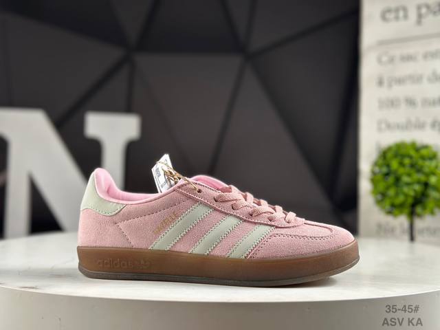 真标半码Adidas 阿迪达斯 德训系列 男女鞋半码制，原楦开发版型，采粒面移膜牛剖革组合用翻毛皮饰片鞋面材质，内环保海玻璃鞋垫，外置Rb橡胶大底Hello K