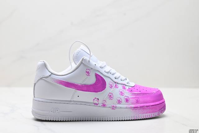 真标耐克Nike Air Force 1’07空军一号低帮百搭休闲运动板鞋。柔软、弹性十足的缓震性能和出色的中底设计，横跨复古与现代的外型结合，造就出风靡全球三