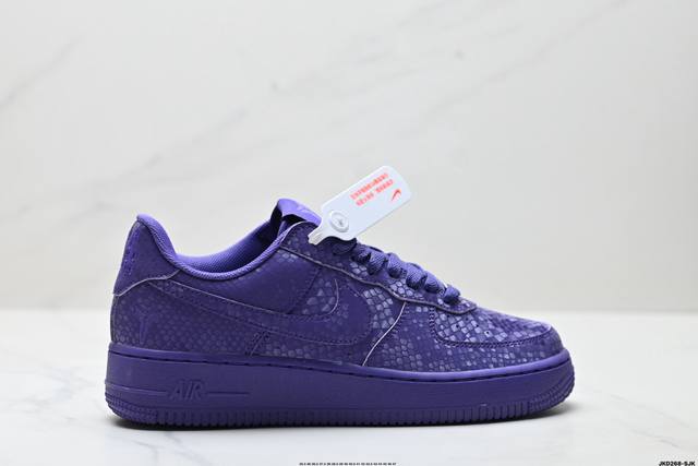 公司级耐克Nike Air Force 1‘07 空军一号低帮百搭休闲运动板鞋。柔软、弹性十足的缓震性能和出色的中底设计，横跨复古与现代的外型结合，造就出风靡全