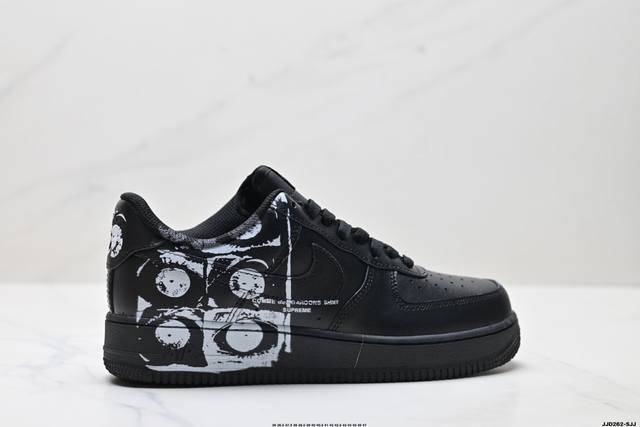 真标耐克Nike Air Force 1’07空军一号低帮百搭休闲运动板鞋。柔软、弹性十足的缓震性能和出色的中底设计，横跨复古与现代的外型结合，造就出风靡全球三