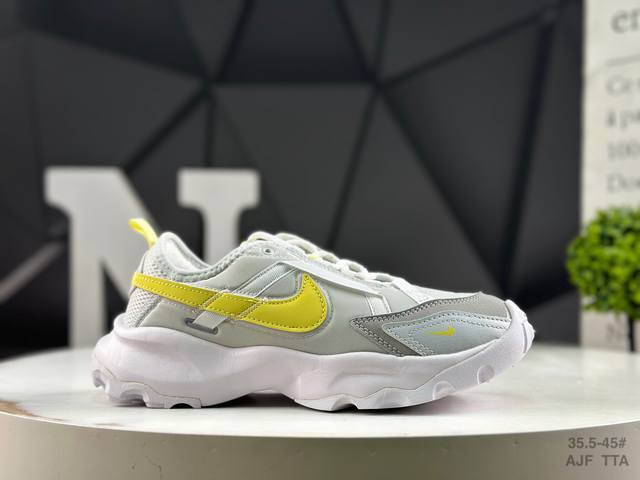耐克 Nike Tc 7900 新款老爹鞋注入非凡时尚气息 塑就高雅外观 耐穿合成材质搭配柔软丝绒 该鞋款保留了挚爱的加垫鞋口 柔软泡绵缓震配置 和抓附力十足的